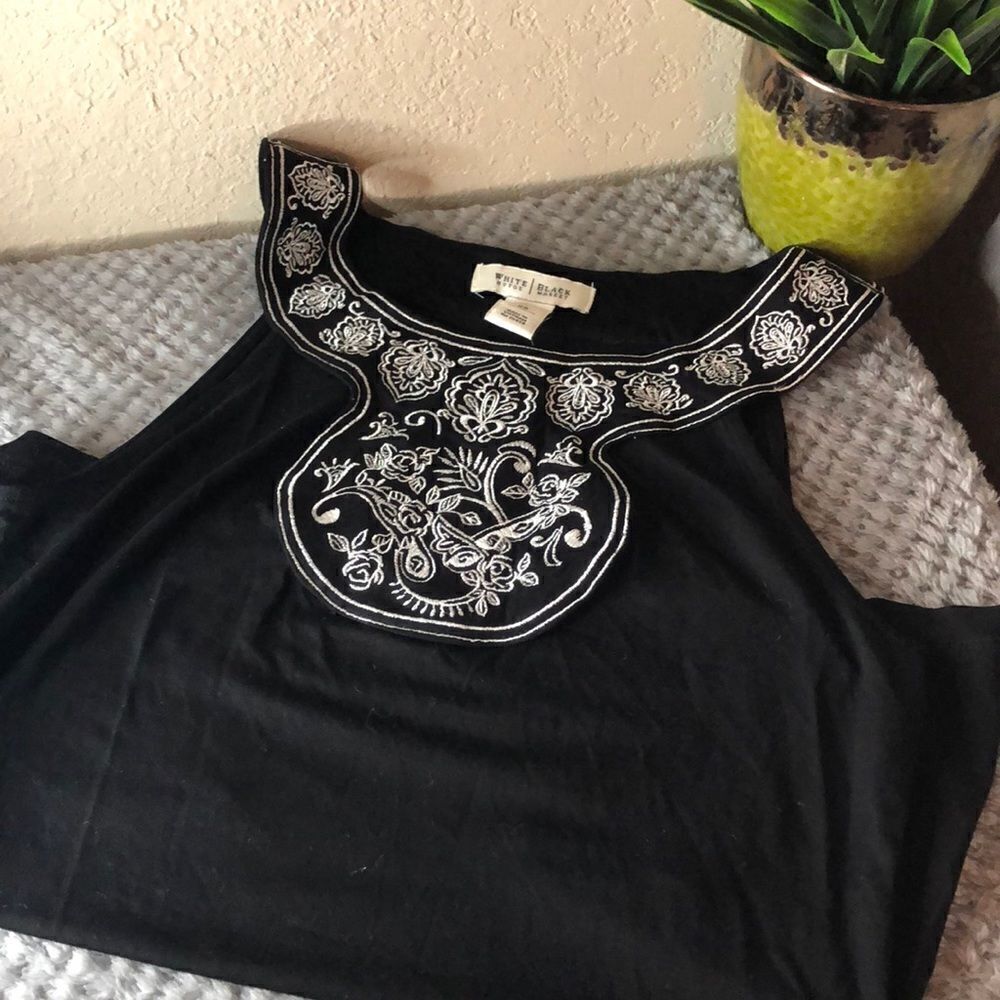 NWOT💫WHBM💫black embroidered collar top